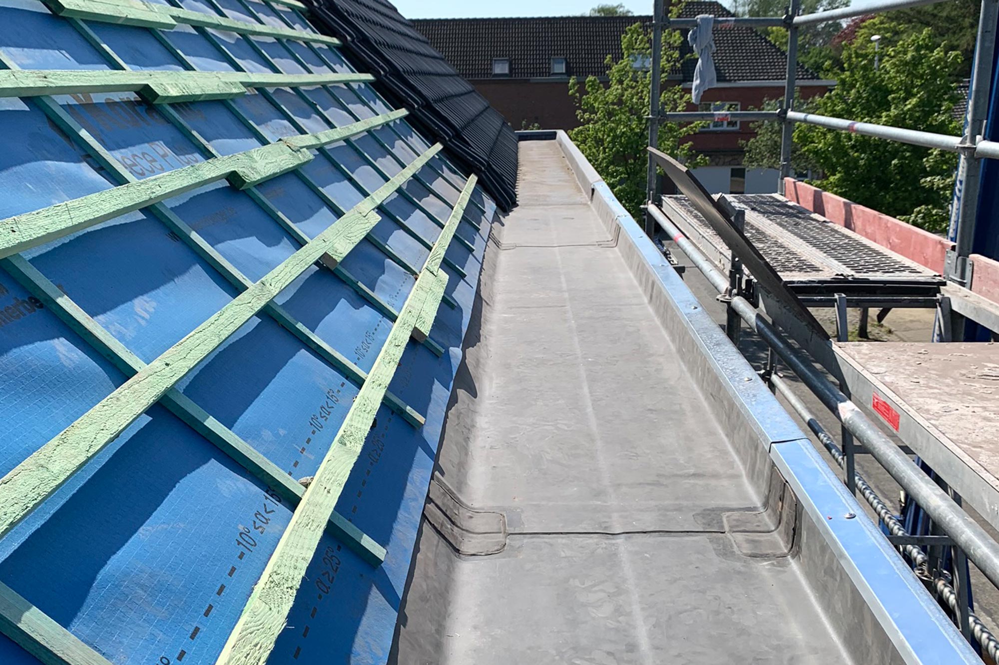 Hellend dak plaatsen met dakpannen en onderdak isolatie