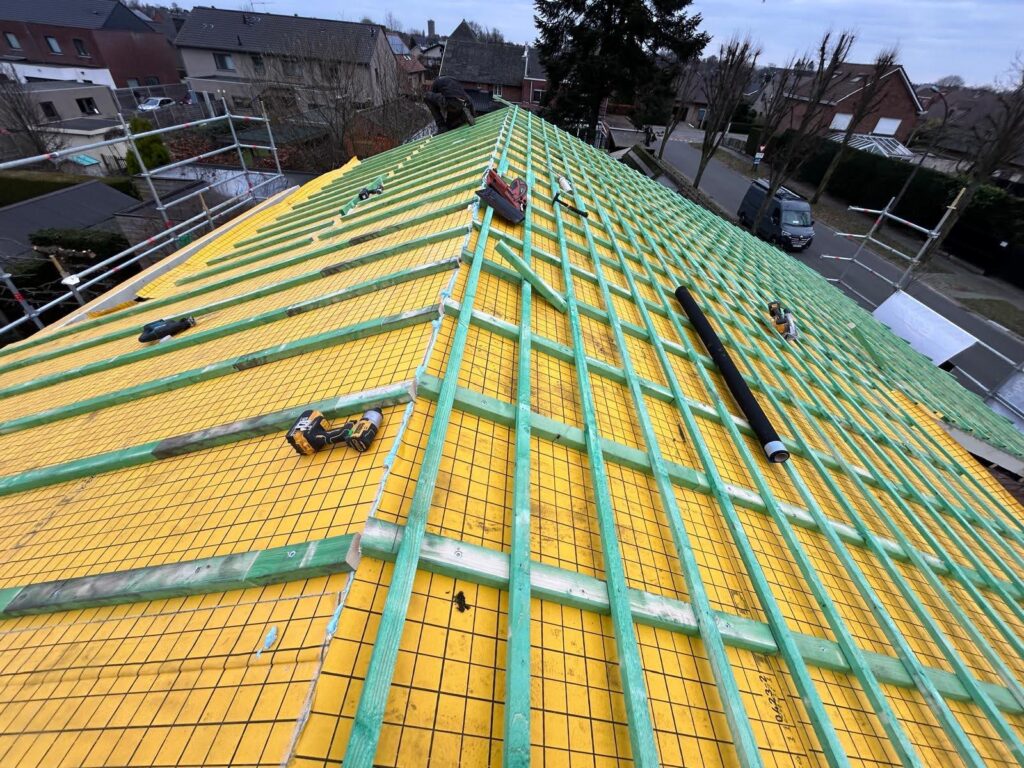 Hellend dak plaatsen met gele dampscherm isolatie